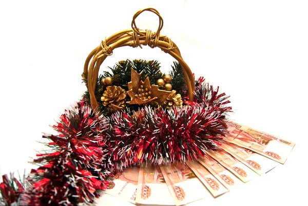Рождественская золотая корзина с мишурой — стоковое фото
