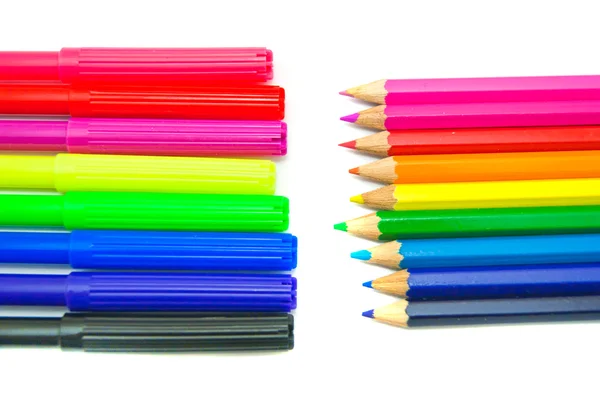 Iki yığınlarının renkli kalemler ve işaretleyiciler — Stok fotoğraf