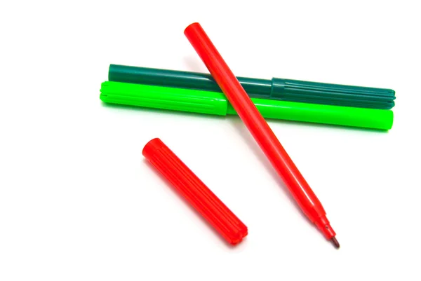 Marcadores rojos y verdes sobre blanco — Foto de Stock