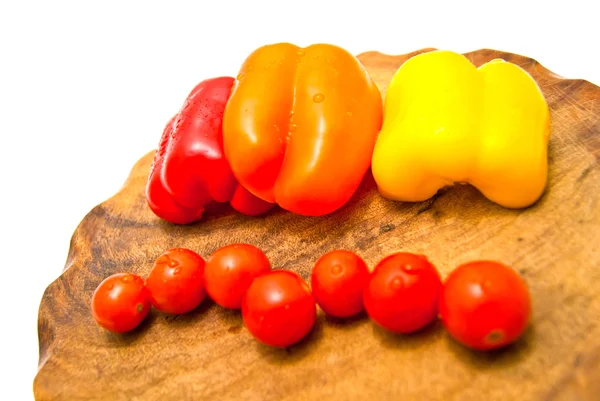 Tomates cereja e pimentas em branco — Fotografia de Stock