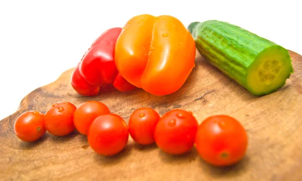 Molte verdure diverse su un tagliere — Foto Stock