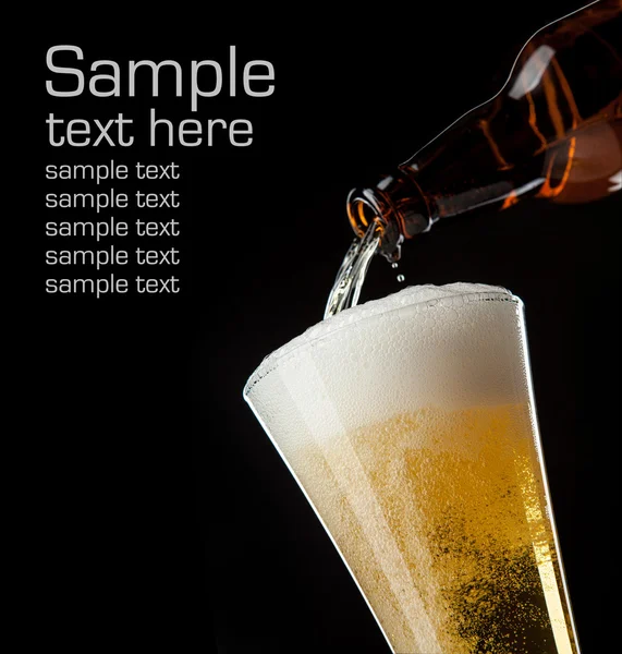 Bicchiere di birra e bottiglia su un nero — Foto Stock