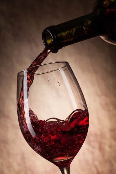 Kırmızı şarap kadehi ve şişe. — Stok fotoğraf
