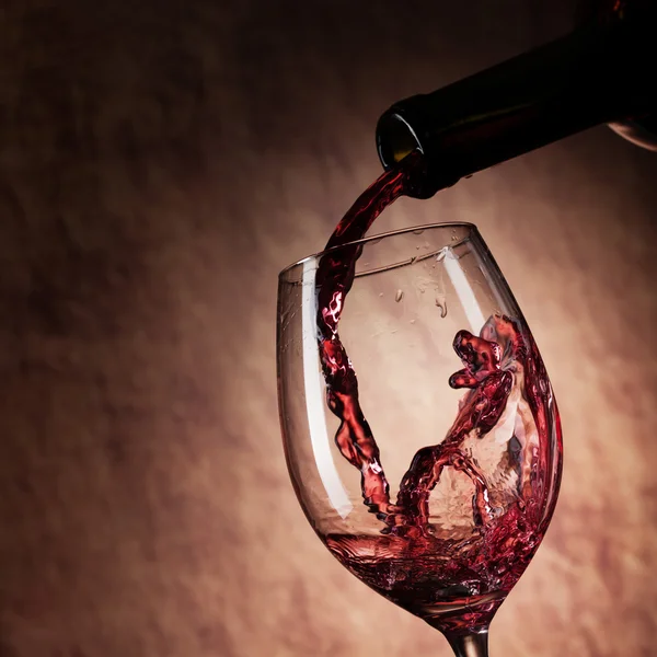 Czerwony kieliszek i butelka wina — Zdjęcie stockowe