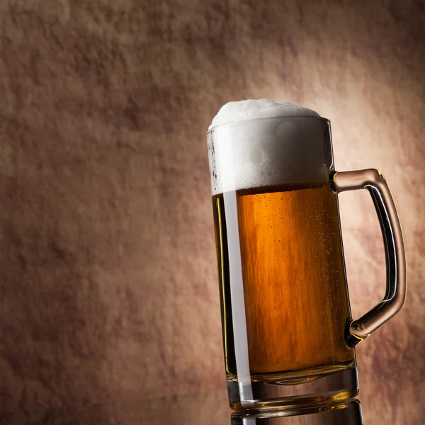 Cerveza en un vaso sobre una piedra vieja —  Fotos de Stock