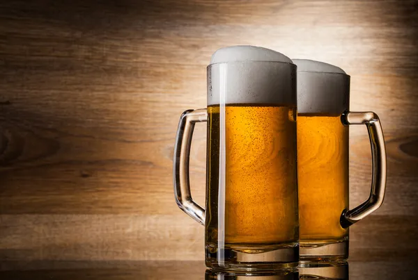 Zwei Glas Bier auf Holz Hintergrund mit Copyspace — Stockfoto