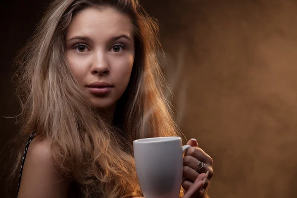 Piękna kobieta pijąca kawę — Zdjęcie stockowe
