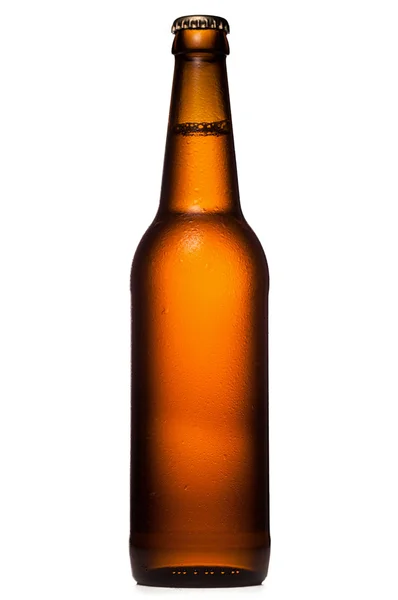 Botella de cerveza con gotas sobre fondo blanco. El archivo contiene —  Fotos de Stock