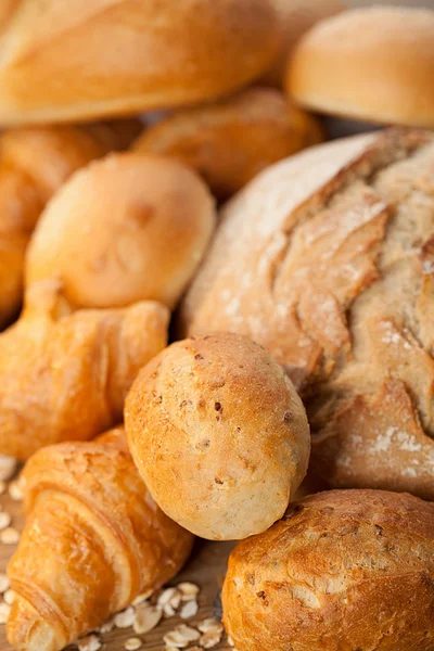 Utvalg av bakt brød på trebord – stockfoto