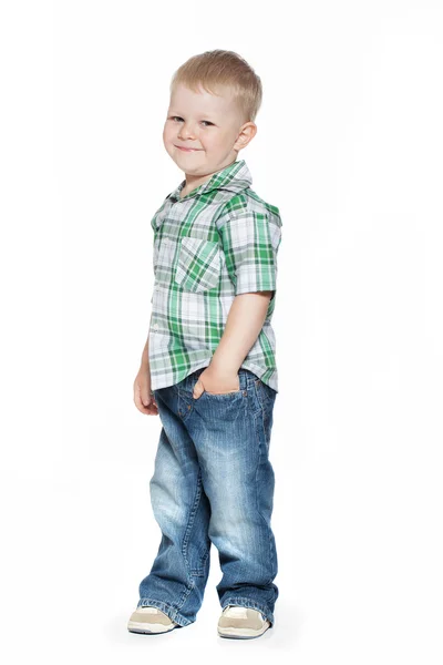Bedårande leende liten pojke tittar på betraktaren — Stockfoto