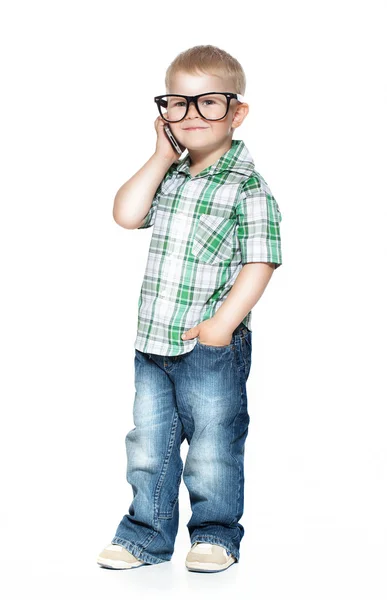 Ένα μικρό αγόρι με τα γυαλιά που μιλάτε στο τηλέφωνο. απομονώνονται σε Γουίτ — Φωτογραφία Αρχείου