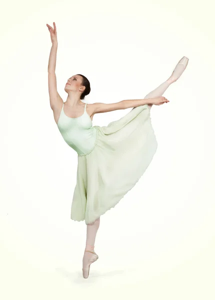 Jonge mooie ballerina op een grijze achtergrond — Stockfoto