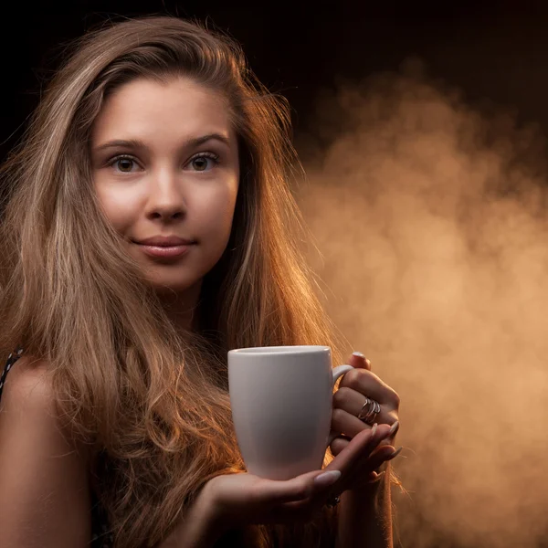 Krásná žena pije kávu Stock Snímky