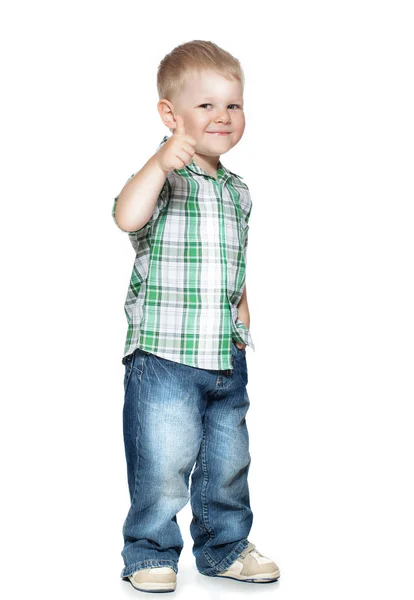 Porträt eines schönen kleinen Jungen, der dir die Daumen über Weiß gibt lizenzfreie Stockbilder