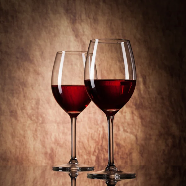 Karaf met rode wijn en een glas op een oude stenen achtergrond — Stockfoto