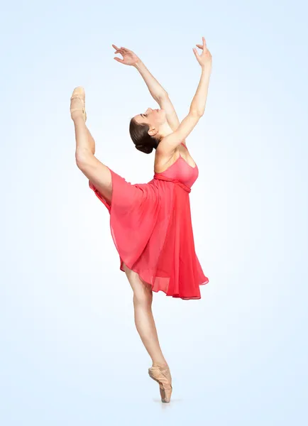 Jovem bela bailarina em um fundo cinza — Fotografia de Stock