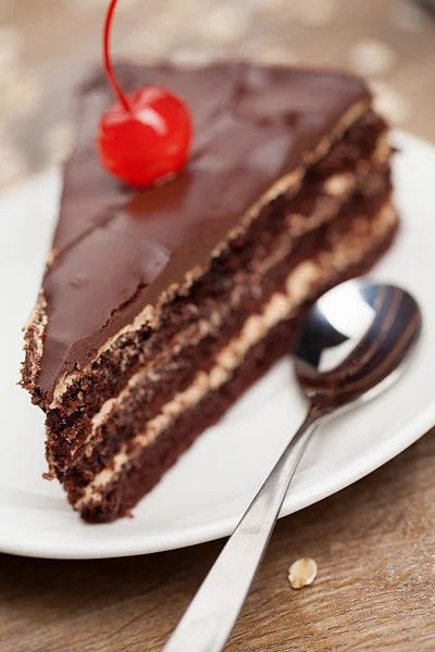 Plátek čokoládový dort s cherry — Stock fotografie