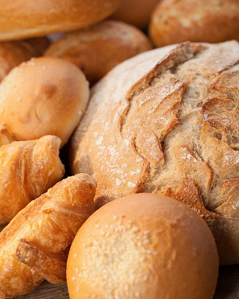 Választék a sült kenyér fa asztalon — Stock Fotó