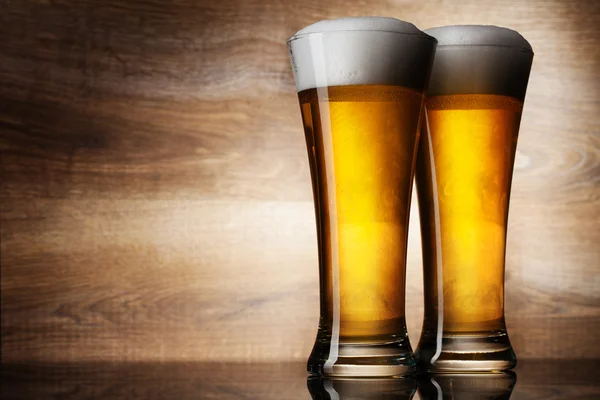 Twee glas bier op hout achtergrond met copyspace — Stockfoto