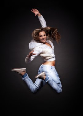 Dans eden çekici genç bir kadın, uçuşan saçlar
