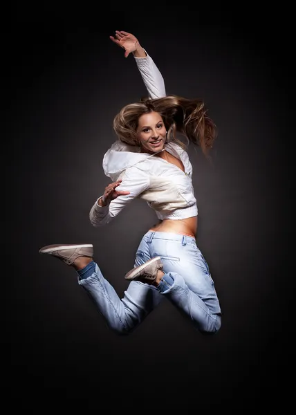 魅力的な若い女性が踊り髪が飛ぶ — ストック写真