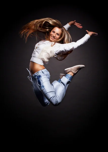 Attraktive junge Frau tanzt, die Haare fliegen — Stockfoto
