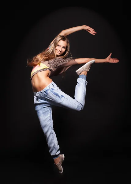 Ελκυστική νεαρή γυναίκα χορεύει, τα μαλλιά πετούν — Φωτογραφία Αρχείου