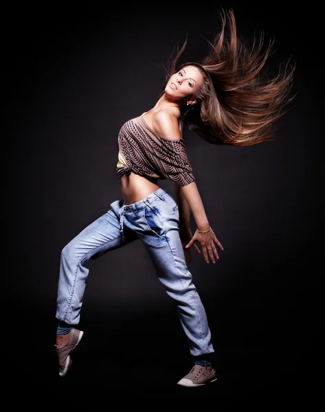 Attraktiv ung kvinna dans, hår flyger — Stockfoto