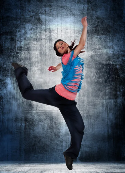 Ballerino in stile moderno posa dietro lo sfondo dello studio — Foto Stock