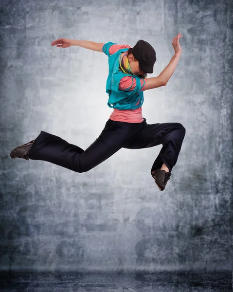 Bailarina de estilo moderno posando detrás del fondo del estudio — Foto de Stock