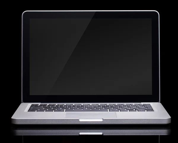 黑色背景上打开的笔记本电脑 — 图库照片