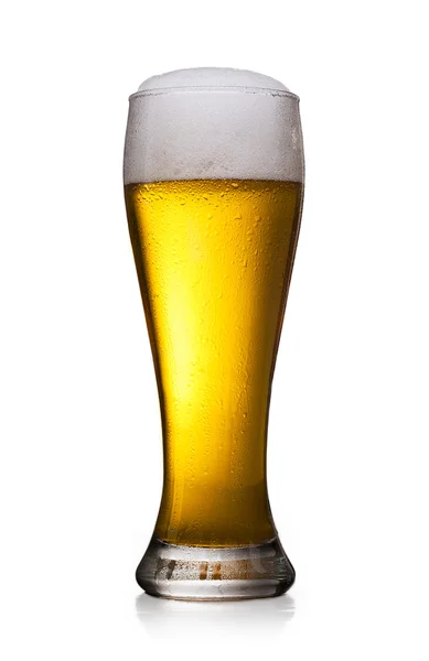 啤酒到玻璃上白色隔离 — 图库照片