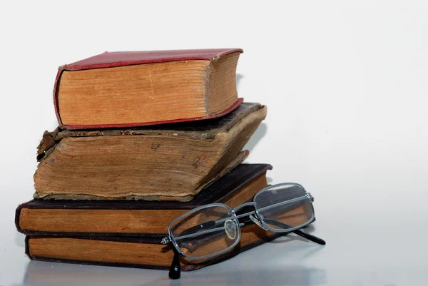 Книги с очками — стоковое фото
