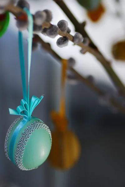 Decorated Easter egg at Easter tree — Stock Photo, Image