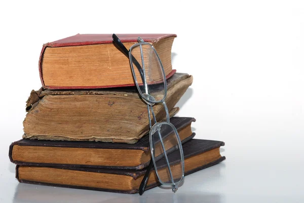 Stack böcker med glasögon — Stockfoto