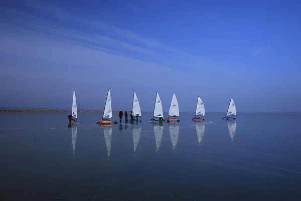 Viele Eisbootfahrer auf dem See — Stockfoto