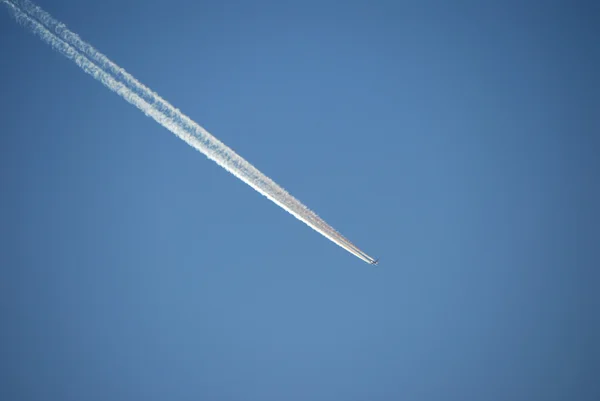 Flugzeug mit Dampfspur — Stockfoto