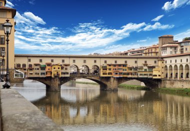 Ponte vecchio arno Nehri üzerinde