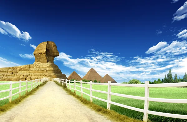 Sphinx und Pyramiden — Stockfoto