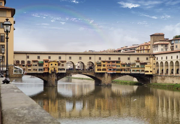 Ponte vecchio on the Arno river — Stock Photo, Image