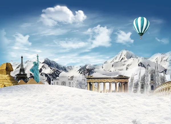 Monumentos mundiales entre las montañas con nieve y globo aerostático —  Fotos de Stock