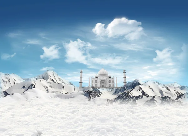 Taji Mahal parmi les montagnes avec de la neige — Photo