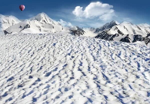 Горный пейзаж со снегом — стоковое фото