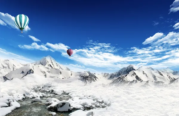 Hete lucht ballonnen vliegen over de bergen — Stockfoto