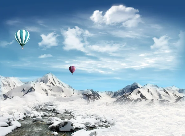 Varmluftsballonger flyger i himlen över berget med sn — Stockfoto