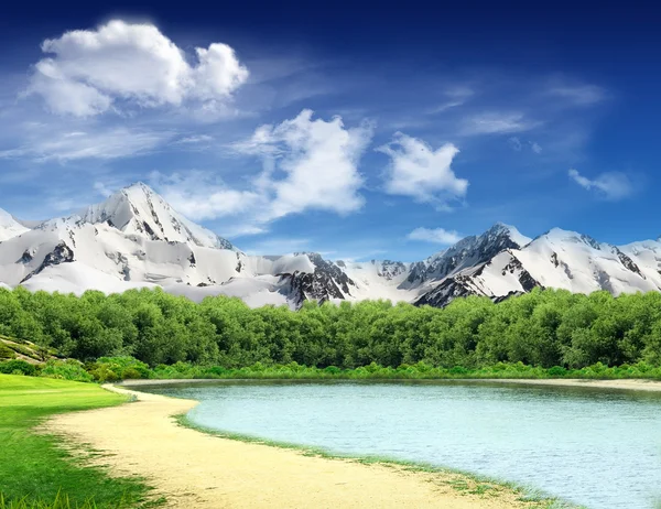 Göl ve dağlarla kaplı manzara — Stok fotoğraf