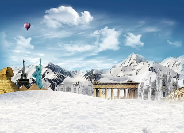 Monumentos mundiales entre las montañas con nieve y globo aerostático —  Fotos de Stock