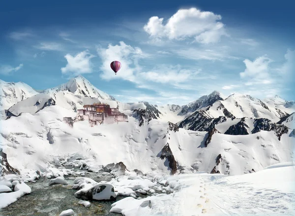 Вид на горы с тибетской достопримечательностью — стоковое фото