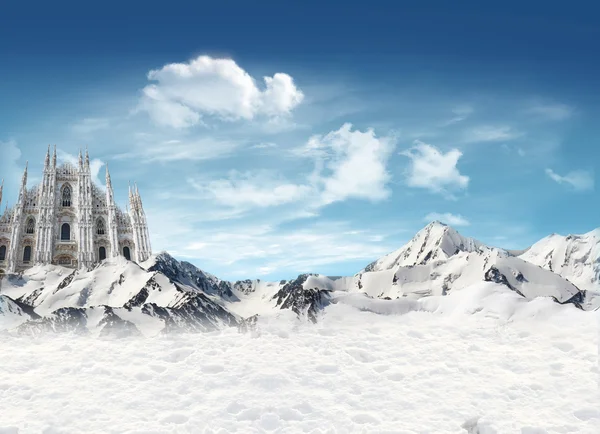 米兰大教堂之间山与雪 — 图库照片