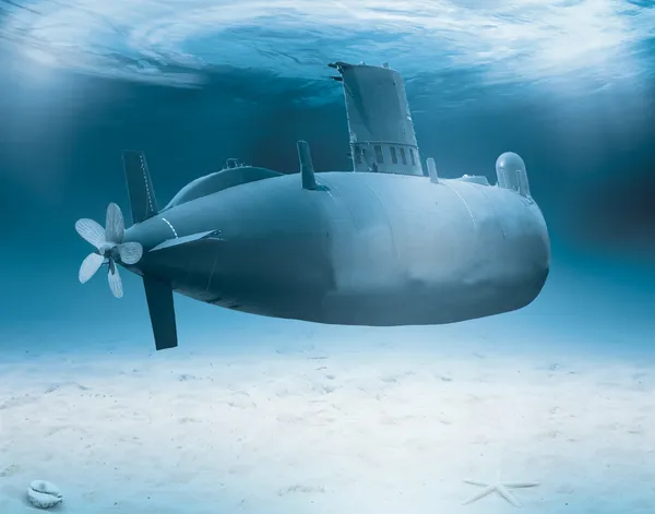 浅层水中的潜艇 — 图库照片#